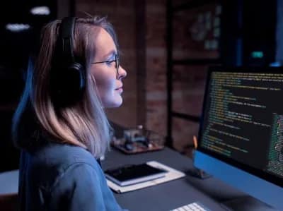 Айтишникам увеличивают зарплаты под их массовое увольнение