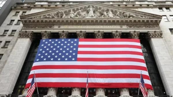 Американские акции падают в цене, так как инвесторы обеспокоены высокой стоимостью ИИ-компаний