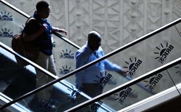 Как Трамп грозит остановить дедолларизацию БРИКС и есть ли у него шансы Как Трамп грозит остановить дедолларизацию БРИКС и есть ли у него шансы