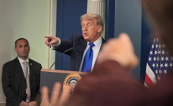 Трамп прекратил торговые переговоры с Канадой из-за ее «наглой атаки» Трамп прекратил торговые переговоры с Канадой из-за ее «наглой атаки»