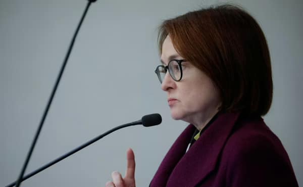 Набиуллина объяснила минус роста зарплат россиян Набиуллина объяснила минус роста зарплат россиян