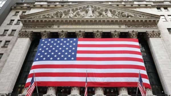 Американские акции падают в цене, так как инвесторы обеспокоены высокой стоимостью ИИ-компаний